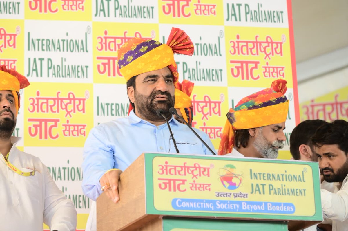 hanumanbeniwal's tweet photo. आज उत्तरप्रदेश के मेरठ जिले में स्थित ग्राम- सकौती में अजेय योद्धा महाराजा सूरजमल जी की विराट व भव्य प्रतिमा अनावरण समारोह में सम्मिलित हुआ |
इस भव्य कार्यक्रम में पंजाब के मुख्यमंत्री व मेरे मित्र श्री भगवंत मान जी तथा पूर्व केंद्रीय मंत्री व मेरे मित्र डॉक्टर संजीव बाल्यान जी भी साथ रहे |
मान -सम्मान देने के लिए उत्तरप्रदेश राज्य के किसानों ,कार्यक्रम के आयोजकों व युवा साथियों का आभार  |
@BhagwantMann @drsanjeevbalyan @RLPINDIAorg