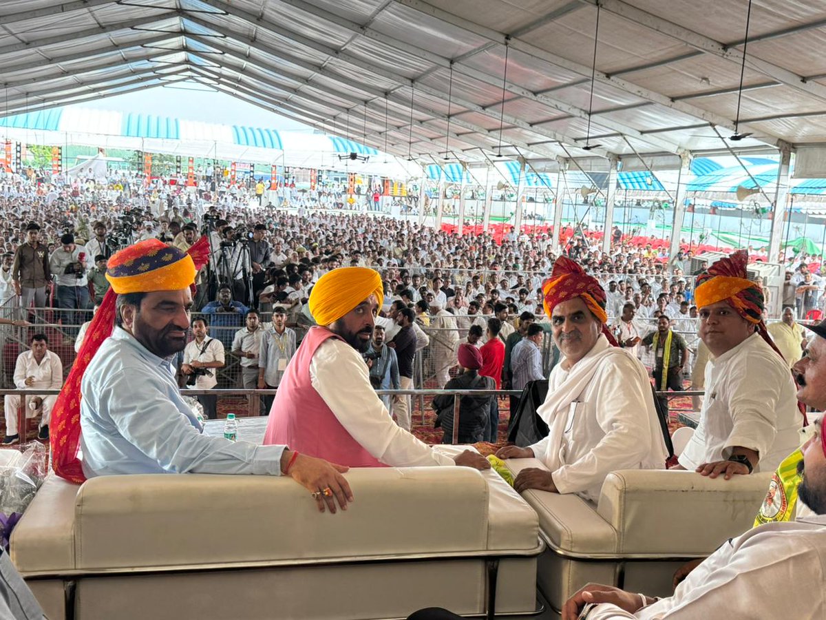 hanumanbeniwal's tweet photo. आज उत्तरप्रदेश के मेरठ जिले में स्थित ग्राम- सकौती में अजेय योद्धा महाराजा सूरजमल जी की विराट व भव्य प्रतिमा अनावरण समारोह में सम्मिलित हुआ |
इस भव्य कार्यक्रम में पंजाब के मुख्यमंत्री व मेरे मित्र श्री भगवंत मान जी तथा पूर्व केंद्रीय मंत्री व मेरे मित्र डॉक्टर संजीव बाल्यान जी भी साथ रहे |
मान -सम्मान देने के लिए उत्तरप्रदेश राज्य के किसानों ,कार्यक्रम के आयोजकों व युवा साथियों का आभार  |
@BhagwantMann @drsanjeevbalyan @RLPINDIAorg