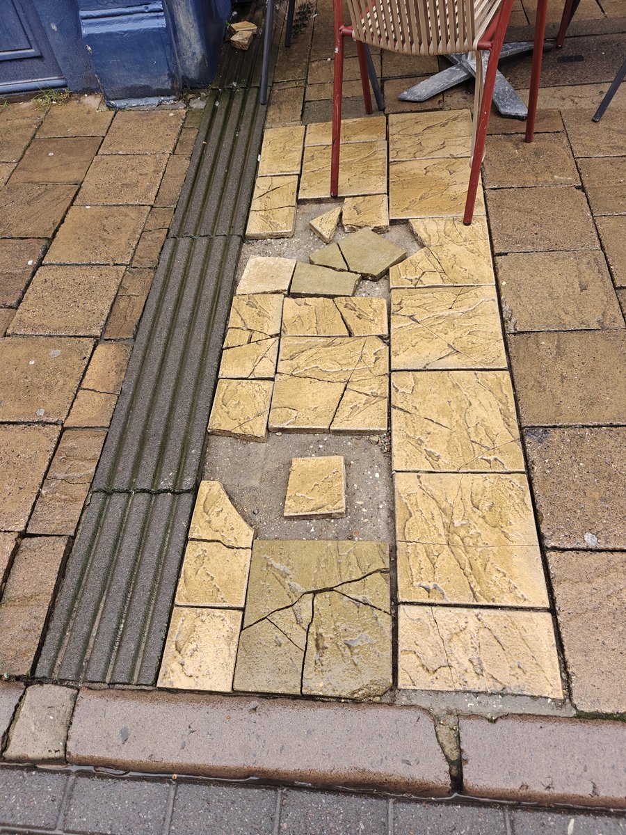 ColCivicSociety's tweet photo. 1/2
#SeenReportedSorted (ish)
Some weeks after we reported this dangerous pavement defect in Long Wyre Street, we've been told by @essexhighways that they've now 'made it safe'.

We're keenly looking forward to full and proper reinstatement. https://t.co/CYFVpWjTU0
