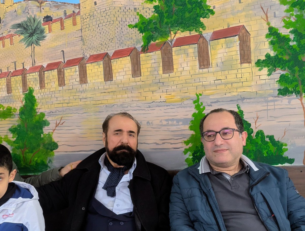 Ew Şivan, ez Perwer.
Em bi hev re bûn Şivan &amp; Perwer...