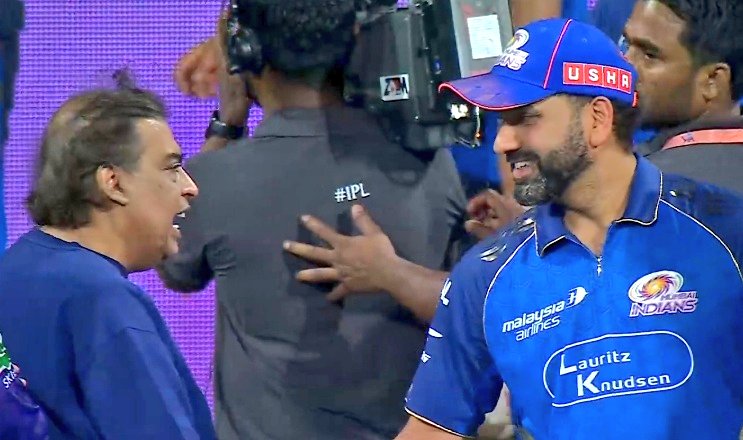 ImHydro45's tweet photo. Mukesh Ambani appreciating Rohit.🥶🔥 https://t.co/ReWX4231KK