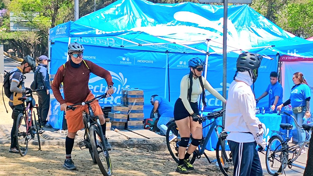rossomau's tweet photo. La señorita encargada del último punto de @Electrolit  del cicloton no quiso recibir la basura de su producto promocional teniendo cajas vacías dónde podrían usarlas de bote de basura. Hagan más puntos de activación más responsables, @Profeco https://t.co/tFPeaMDmqq