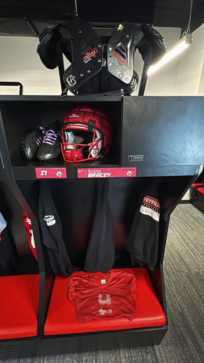 AntoineBracey's tweet photo. Day 1 Of Spring Ball TMR 🔥 @Red_Raven_FB 6’2 220 LB Full Qualifier 3 Years Of Eligibility With Game Tape. COME GET ME !! @RylandWidener99 @JohnathanbRiley @CoachRich_SFA @Coach_Birt @CoachTAdams42 @CoachYancy_ https://t.co/xtAujRdZkD
