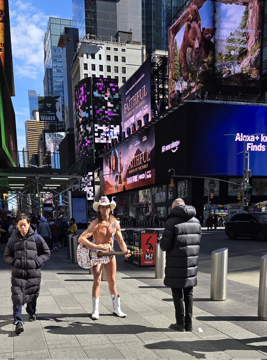 fitzyok's tweet image. Fuar grianmhar i Nua Eabhrach(cold sunny morning in New York).Cótaí móra ar dhaoine ach an buachaill bó nochtaithe(people wearing heavy coats but not the naked 🤠). Pele ag coimeád súil(Pele keeping a watchful eye) agus Disney gnóthach(busy).
#100DaysofGaeilge 
#100daysofwalking
