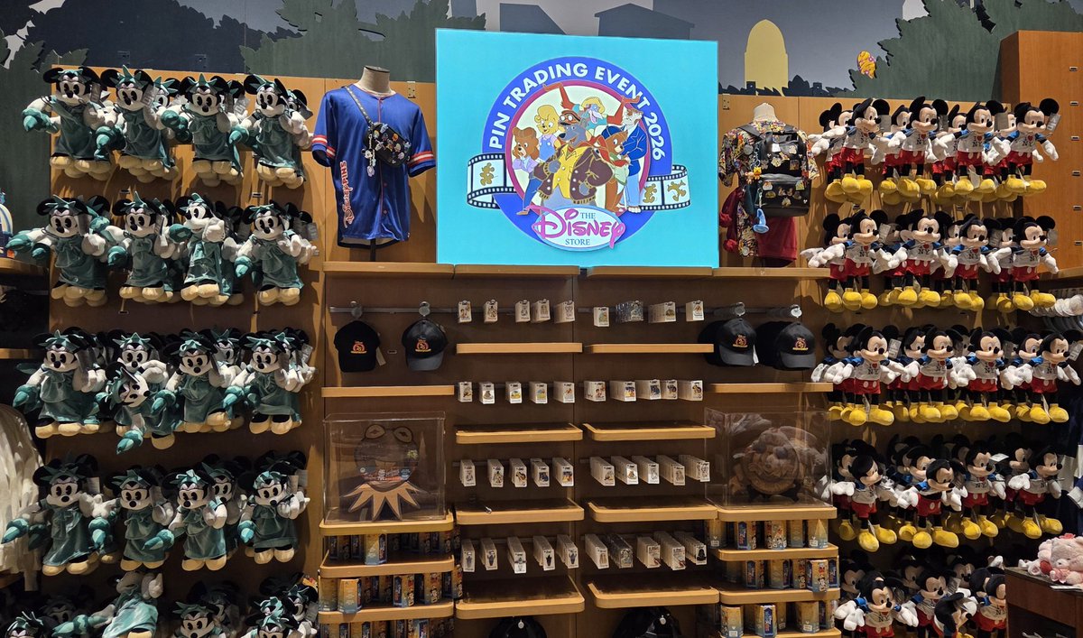 fitzyok's tweet image. Fuar grianmhar i Nua Eabhrach(cold sunny morning in New York).Cótaí móra ar dhaoine ach an buachaill bó nochtaithe(people wearing heavy coats but not the naked 🤠). Pele ag coimeád súil(Pele keeping a watchful eye) agus Disney gnóthach(busy).
#100DaysofGaeilge 
#100daysofwalking