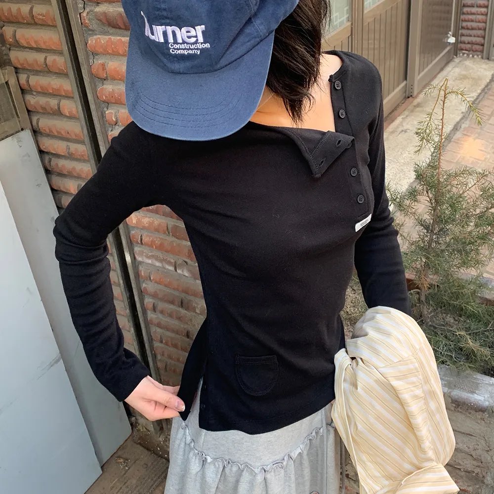 Twenty9Pre's tweet photo. 🛒 RONRON_ASYMMETRIC BUTTON MINI POCKET LONG SLEEVE - Black (ลด34%)

— Freesize
— 1,290 บาท

✈️ ส่งแอร์ทุกออเดอร์
📦 รวมภาษี รวมส่งแล้ว ไม่บวกเพิ่ม
#พรีออเดอร์เกาหลี #RonRon https://t.co/4G8DgjR7Y3