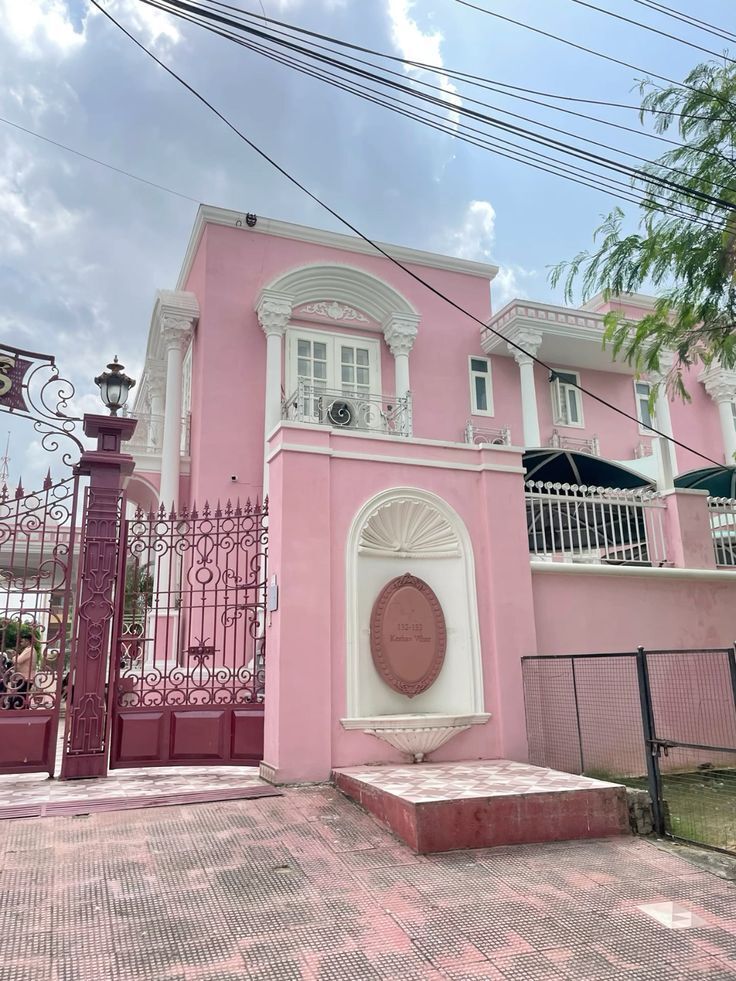 pamvonhadder's tweet photo. barbie inspired dream house https://t.co/LyYw3IuyMe