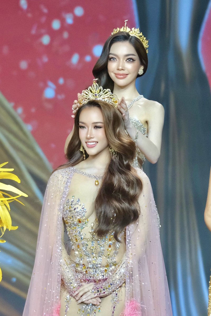 meilyphatchara's tweet photo. และพี่คนสวยมอบมงให้ 🫠 #มีน่าสุชิตา #เหมยลี่พัชรมนต์ https://t.co/FXTffLoQV9