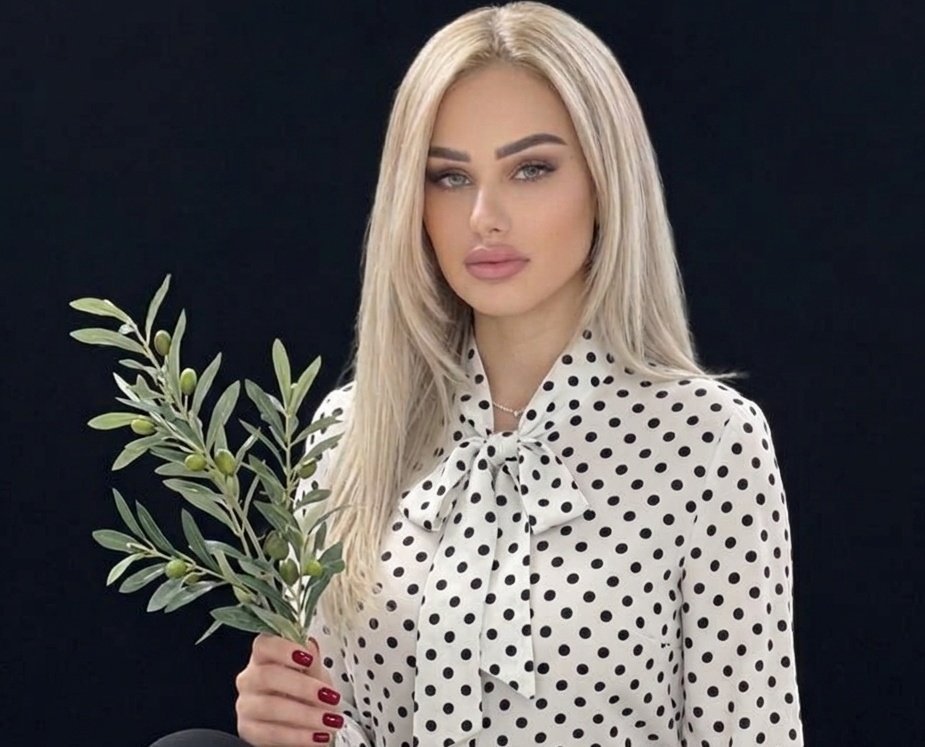 في ناس وظيفتها الحقد وتوزيع صكوك الغفران من ورا الشاشة لأنها ببساطة خارج الخدمة ومهنياً على الرف..
شعنينة مباركة 🌿
#نانسي_اللقيس