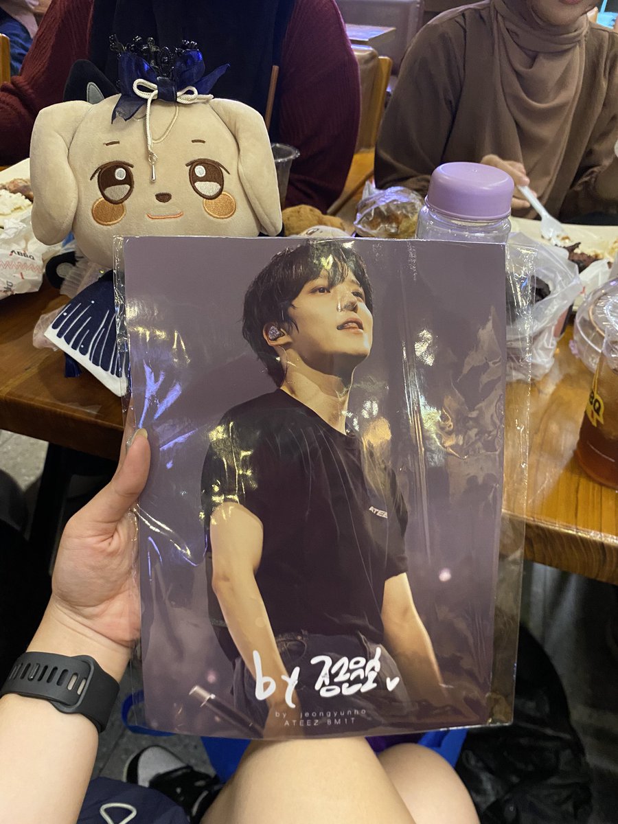 Oleh2 IYF KL nya <a href="/yunhoyeah/">pipi yuno</a> (YUNHO MELET segede buku) Makasi bubub akan aku tempel di pintu kamar😚