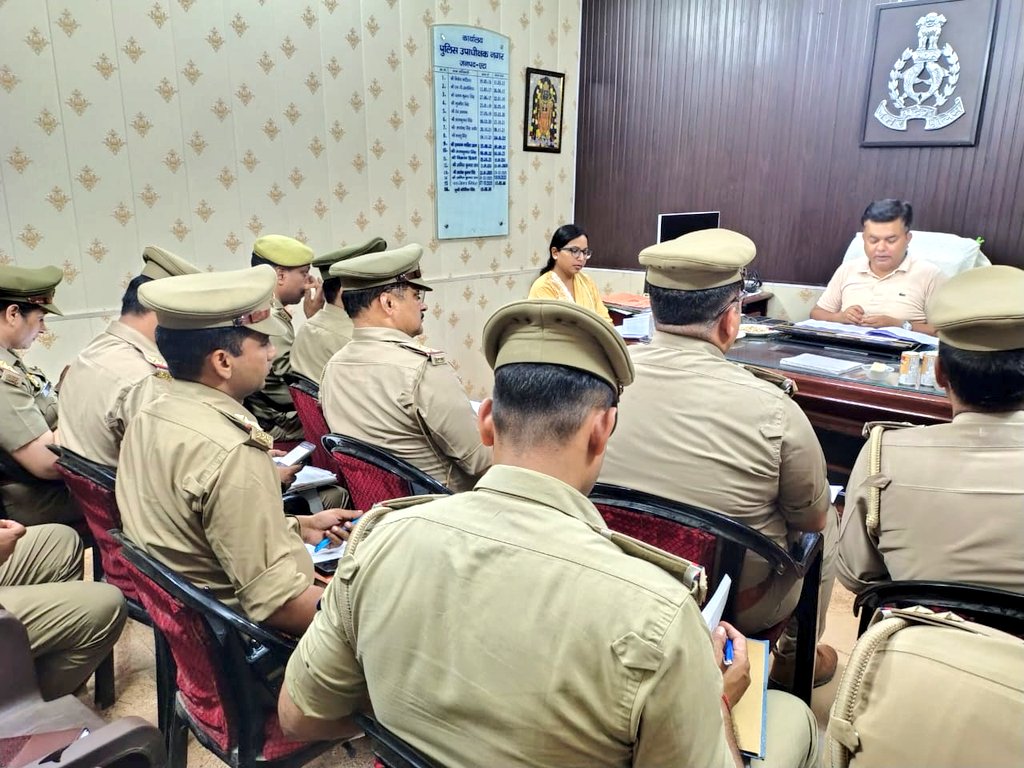 Etahpolice's tweet photo. एटा ~ अपर पुलिस अधीक्षक एटा श्री श्वेताभ पाण्डेय द्वारा थाना कोतवाली नगर का किया गया अर्दली रूम, अर्दली रूम के दौरान की गई विस्तृत समीक्षा, संबंधित को दिए आवश्यक दिशा निर्देश।
#UPPolice https://t.co/pJwdtRgQdF