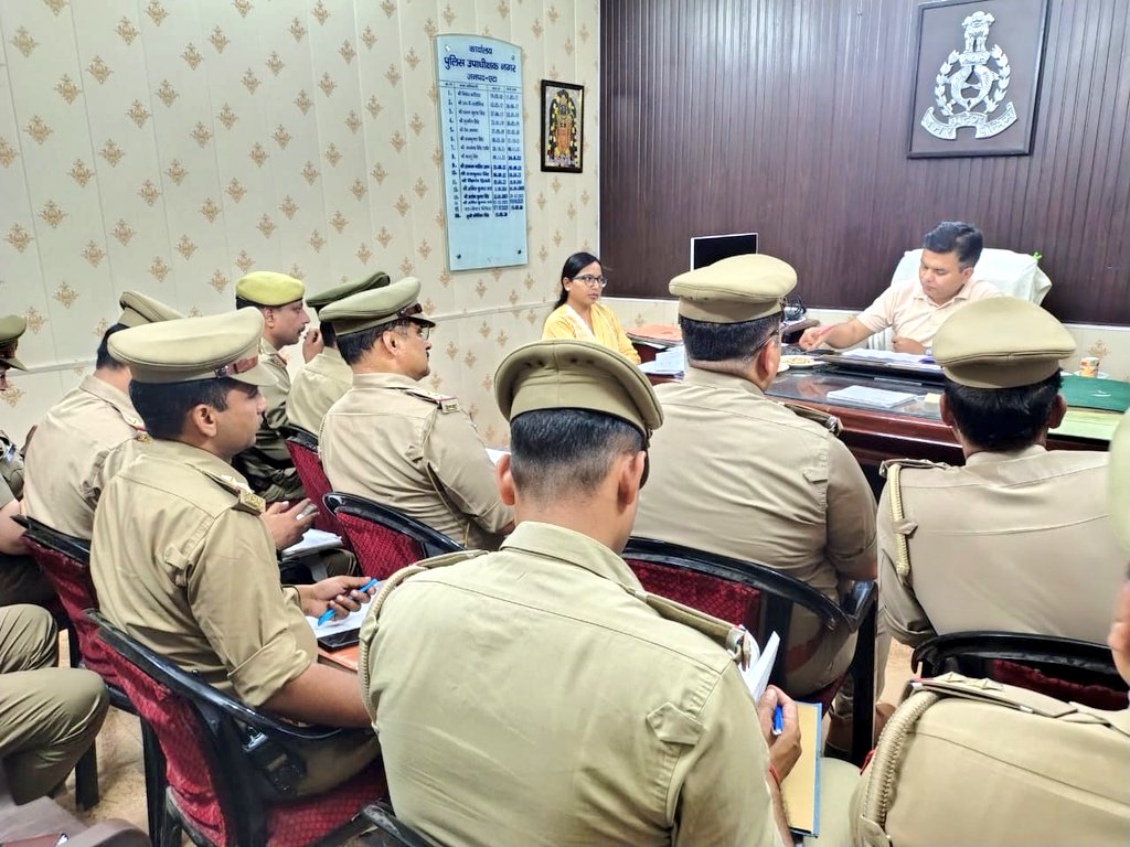 Etahpolice's tweet photo. एटा ~ अपर पुलिस अधीक्षक एटा श्री श्वेताभ पाण्डेय द्वारा थाना कोतवाली नगर का किया गया अर्दली रूम, अर्दली रूम के दौरान की गई विस्तृत समीक्षा, संबंधित को दिए आवश्यक दिशा निर्देश।
#UPPolice https://t.co/pJwdtRgQdF