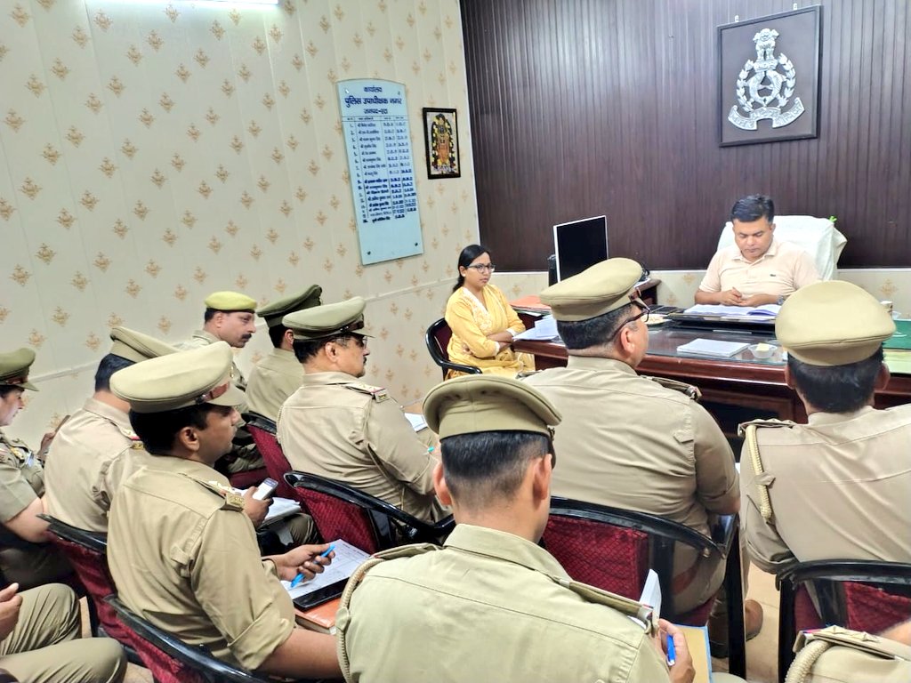 Etahpolice's tweet photo. एटा ~ अपर पुलिस अधीक्षक एटा श्री श्वेताभ पाण्डेय द्वारा थाना कोतवाली नगर का किया गया अर्दली रूम, अर्दली रूम के दौरान की गई विस्तृत समीक्षा, संबंधित को दिए आवश्यक दिशा निर्देश।
#UPPolice https://t.co/pJwdtRgQdF