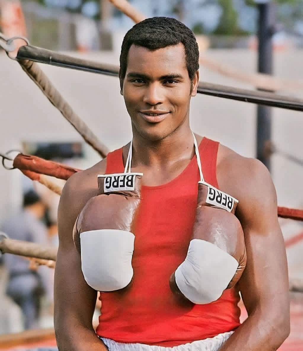 "iNo ha tirado la derecha...!" Gritaba mi padre cuando veíamos juntos sus peleas. "iDeja que la tire...! iLa tiró...!" Y se acababa el combate. Ese es el recuerdo que tengo del gran Teófilo Stevenson, quién hoy cumpliría 74 años. #Cuba #CDRCuba #TeofiloStevenson