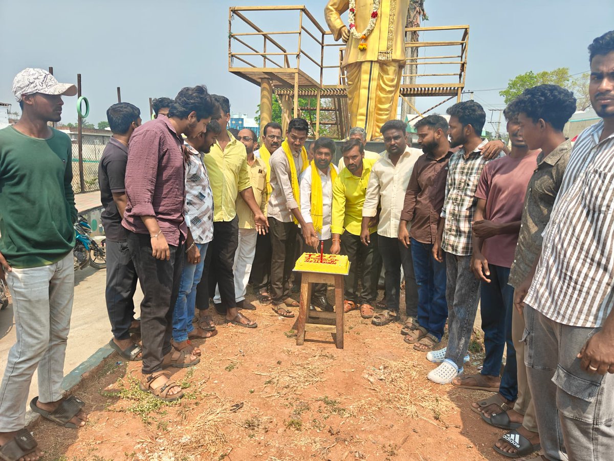 ChandavathR's tweet photo. ఘనంగా తెలుగుదేశం పార్టీ 44వ ఆవిర్భావ దినోత్సవ వేడుకలు*

 *ముద్రగడ వంశీ ఆధ్వర్యంలో పట్టణంలో  స్వీట్ పంపిణి*

 తెలుగుదేశం పార్టీ ఆవిర్భావ దినోత్సవ వేడుకలను ఇల్లందు నియోజకవర్గ కన్వీన ముద్రగడ వంశీ ఆధ్వర్యంలో ఎన్టీఆర్ విగ్రహం కు పూలమాల వేసి ఘనంగా నివాళులు అర్పించారు https://t.co/sPwZRDm2sl