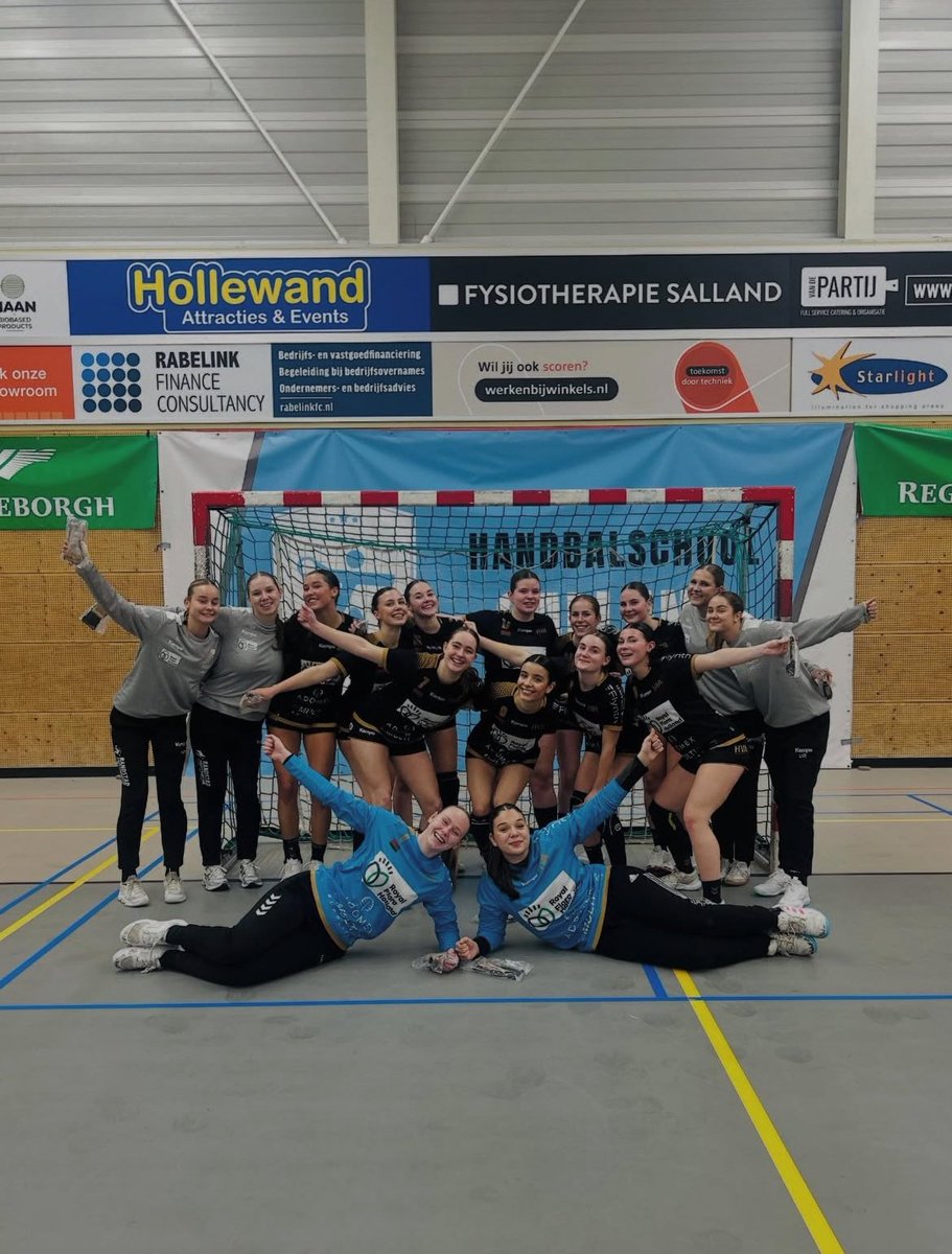 rbroeck10's tweet photo. In een erg spannende wedstrijd met 2 snelle ploegen hebben we belangrijke punten gepakt.
De teamspirit wordt dit seizoen super beloond. We strijden nog steeds bovenin mee #meiden #handbal #aalsmeer #ambitie https://t.co/1YvzLJwmC2