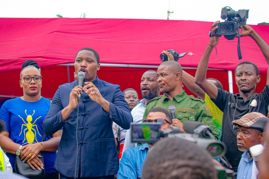 GraceMaboti_15's tweet photo. Kalamu : Moïse Mandema obtient la reddition de kuluna

À Kalamu, des jeunes kuluna déposent les armes, marquant un engagement fort en faveur de la paix.

Sous l’impulsion de Moïse Mandema, plusieurs jeunes kuluna de Kalamu ont abandonné la violence en remettant symboliquement leurs machettes.

La cérémonie a été supervisée par le député de Kinshasa et président de la Ligue des Jeunes du MLC, Monplaisir Bolokole, accompagné de la Vice-Présidente, Grâce Maboti Luzolo.

Ces jeunes ont également exprimé leur volonté d’être formés et réinsérés dans la société, marquant une avancée significative pour la paix à Kinshasa.

Avec Dieu nous vaincrons
