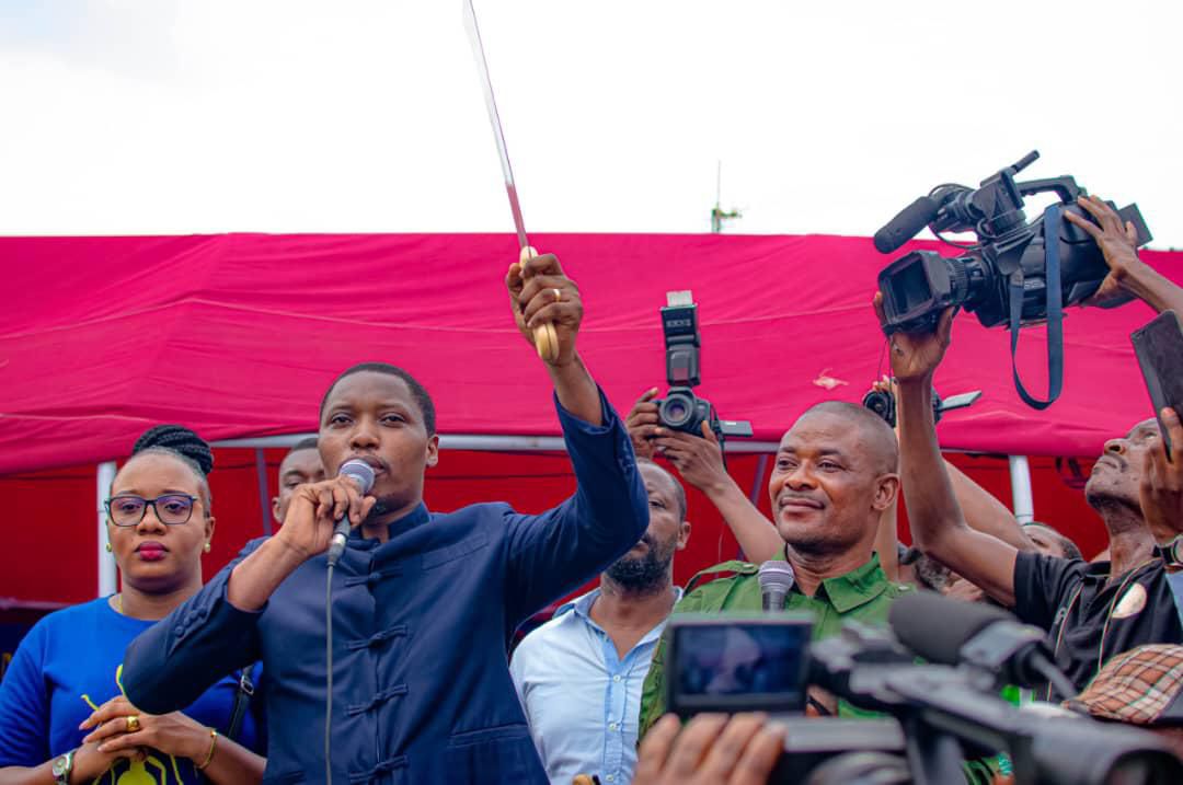 GraceMaboti_15's tweet photo. Kalamu : Moïse Mandema obtient la reddition de kuluna

À Kalamu, des jeunes kuluna déposent les armes, marquant un engagement fort en faveur de la paix.

Sous l’impulsion de Moïse Mandema, plusieurs jeunes kuluna de Kalamu ont abandonné la violence en remettant symboliquement leurs machettes.

La cérémonie a été supervisée par le député de Kinshasa et président de la Ligue des Jeunes du MLC, Monplaisir Bolokole, accompagné de la Vice-Présidente, Grâce Maboti Luzolo.

Ces jeunes ont également exprimé leur volonté d’être formés et réinsérés dans la société, marquant une avancée significative pour la paix à Kinshasa.

Avec Dieu nous vaincrons