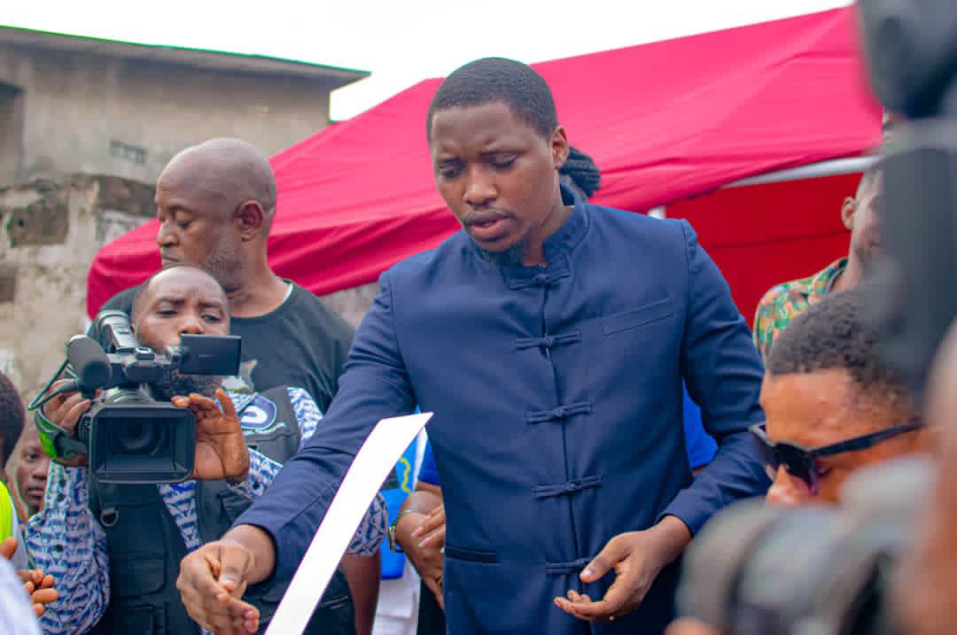 GraceMaboti_15's tweet photo. Kalamu : Moïse Mandema obtient la reddition de kuluna

À Kalamu, des jeunes kuluna déposent les armes, marquant un engagement fort en faveur de la paix.

Sous l’impulsion de Moïse Mandema, plusieurs jeunes kuluna de Kalamu ont abandonné la violence en remettant symboliquement leurs machettes.

La cérémonie a été supervisée par le député de Kinshasa et président de la Ligue des Jeunes du MLC, Monplaisir Bolokole, accompagné de la Vice-Présidente, Grâce Maboti Luzolo.

Ces jeunes ont également exprimé leur volonté d’être formés et réinsérés dans la société, marquant une avancée significative pour la paix à Kinshasa.

Avec Dieu nous vaincrons