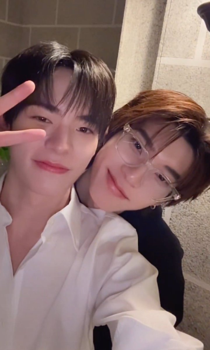 j. 🧦🌈 tweet media