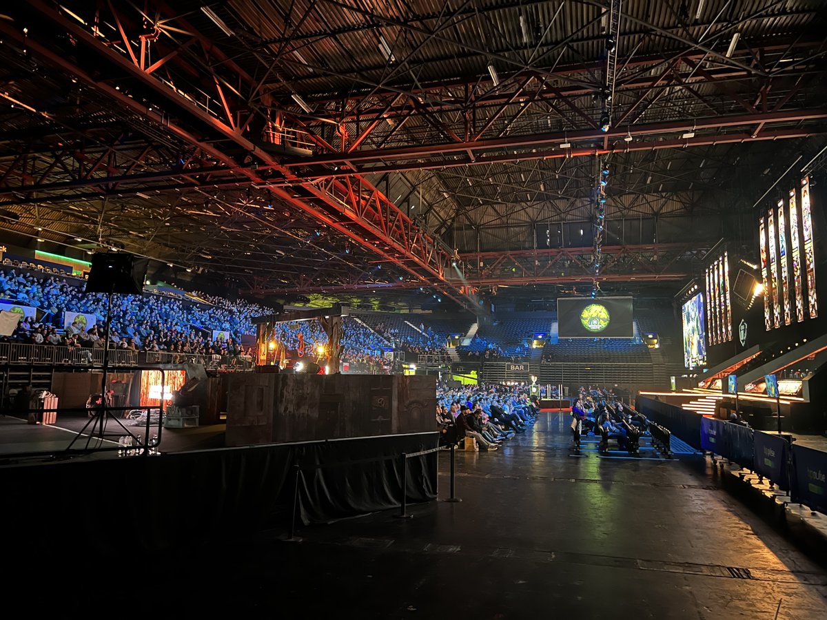 izaacUX's tweet photo. Insane final so far at ESL ONE for dota Major https://t.co/YPsZTm4dTa
