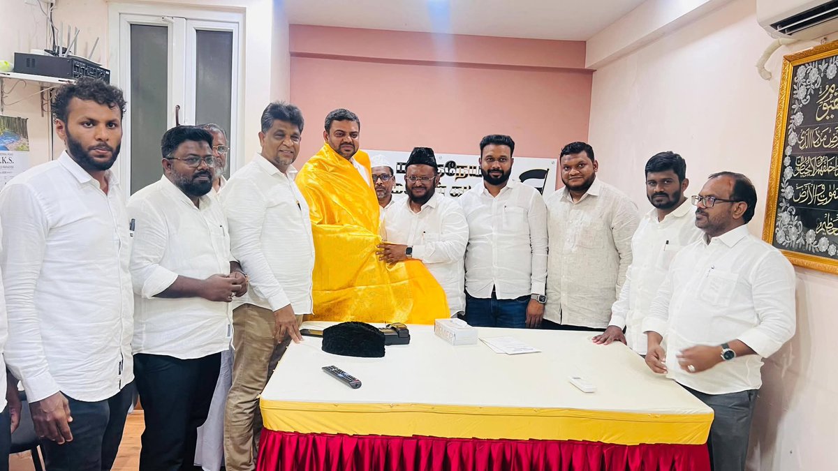 syedmpm's tweet photo. மனிதநேய மக்கள் கட்சி அலுவலகத்திற்கு ஆதரவு கோரி வந்த SDPI வேட்ப��ளர் நெல்லை முபாரக் https://t.co/73QJdGlBYd