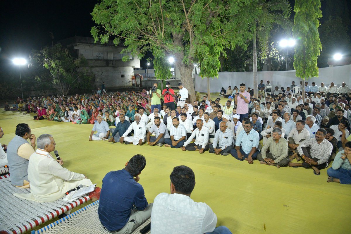 ADevvrat's tweet photo. गांव के विकास के लिए जन-भागीदारी और सामूहिक उत्तरदायित्व ही प्रधानमंत्री श्री नरेन्द्र मोदी जी के 'विकसित भारत' स्वप्न को धरातल पर उतार सकते हैं।

भावनगर जिले की तलाजा तहसील स्थित बेला गांव में आयोजित रात्रि सभा में ग्रामजनों से आह्वान किया कि वह इस गांव को आदर्श गांव के रूप में विकसित करने का संकल्प लें। प्राकृतिक खेती न केवल लागत घटाती है, बल्कि हमें और हमारी आने वाली पीढ़ियों को जहर-मुक्त आहार भी प्रदान करती है।
 
हणोल गांव ने स्वच्छता, सघन वृक्षारोपण और सामूहिक जिम्मेदारी के माध्यम से एक अनूठी पहचान बनाई है। बेला गांव में भी वही क्षमता और उत्साह है कि वह विकास का एक नया कीर्तिमान स्थापित करे।

प्रधानमंत्री श्री नरेन्द्र मोदी जी के 'एक पेड़ मां के नाम' अभियान को हमें अपने संस्कारों का हिस्सा बनाना चाहिए। जन्मदिन जैसे शुभ अवसरों पर वृक्षारोपण की परंपरा हमें प्रकृति से जोड़ती है। 

समाज के सर्वांगीण विकास के लिए बच्चों की शिक्षा सर्वोपरि है। सरकार की जनकल्याणकारी योजनाओं का लाभ उठाते हुए हमें यह सुनिश्चित करना होगा कि गांव का हर बच्चा शिक्षित और संस्कारित हो।