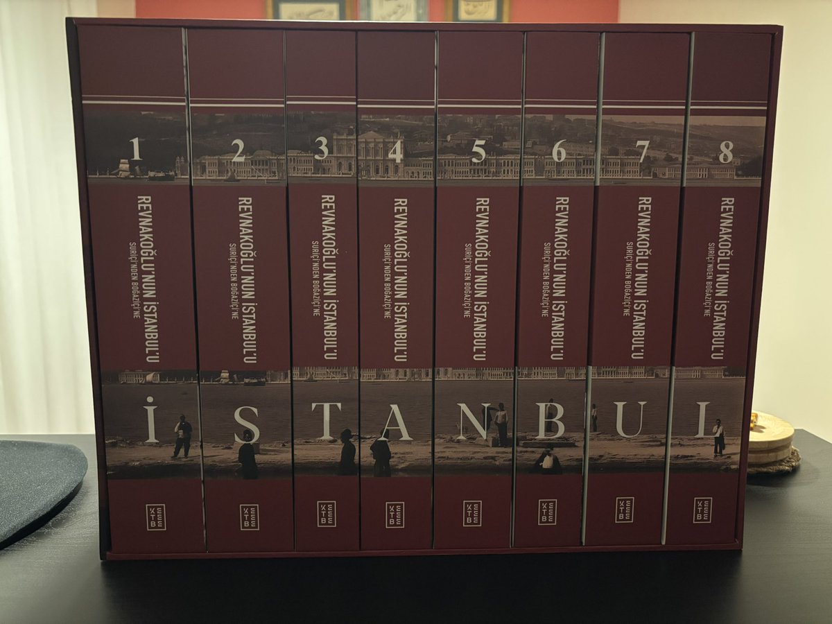 İstanbul’un iç tarihiyle başlayan yolculuk Eyüp’ten Beyoğlu’na ve nihayet boğaz hattını dolaşarak marmara kıyılarına uzanıyor. Mustafa Koç’un yoğun emeğiyle eser, kültür tarihimizin temel başvuru kaynaklarından birisi olmuştur.