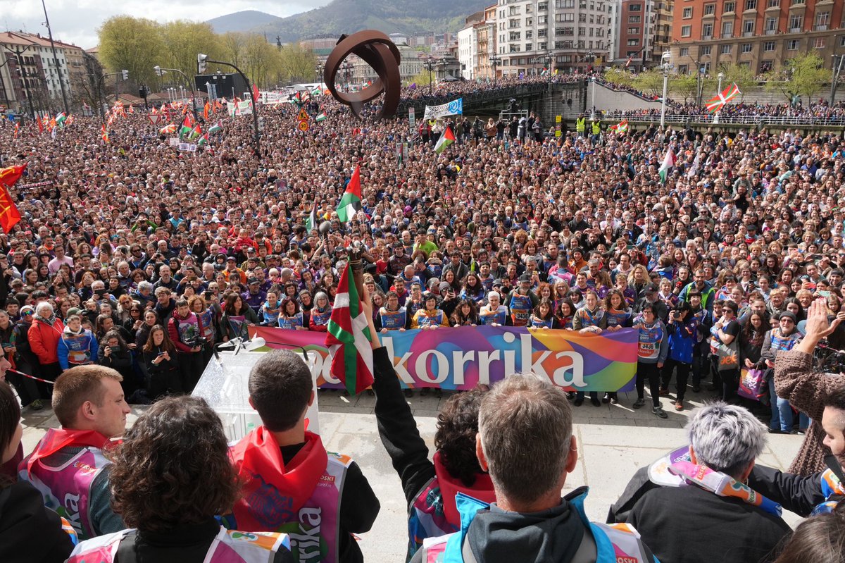 Euskal Herriak ez du huts egiten. Oldarraldi judizial, politiko eta mediatiko betean, milaka euskaltzalek bat egin dute emozioz beteteko Korrika ikusgarri eta hunkigarrian.

Euskararen biziberritzearen aldeko aldarria ozen entzun da eskuz esku eta herriz herri, gure nazioa