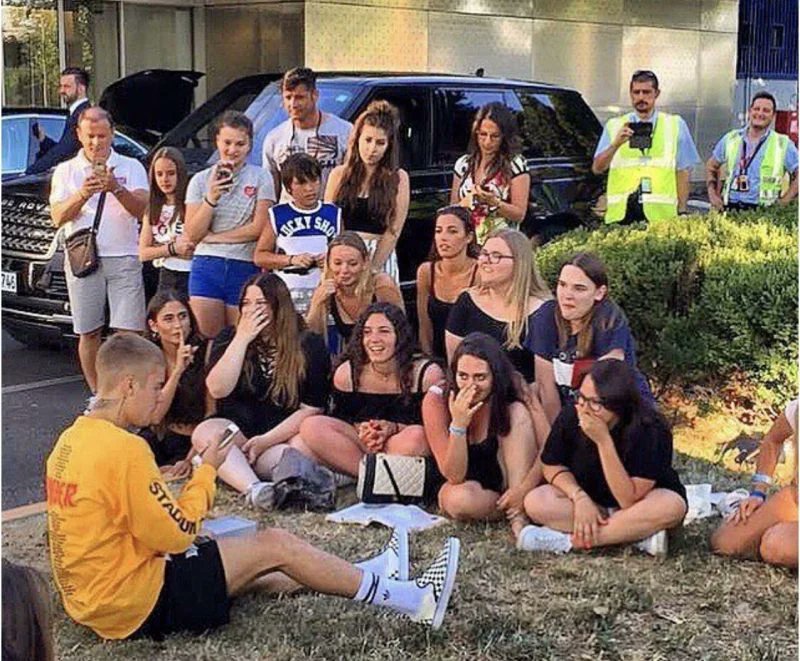 statsonjustin's tweet photo. .@JustinBieber will be holding a private, fans only, no phones allowed concert in a small theater tonight in LA!

— This will be his first full-length show in 4 years. Let’s wish our best to Justin and the lucky fans! 💛 https://t.co/S24MM1K8eC