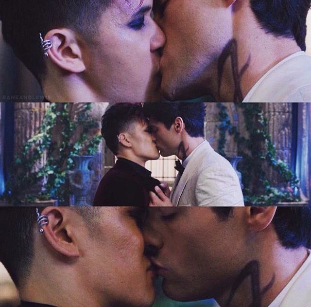 Shumdariopower's tweet photo. This two , are not conscious what they did it with that kiss, that moment , that moment to choose between the love or the obligations that he have to take , he choose the love for his warlock , and he doesn’t know on that moment that will be married with him ❤️
So #malecforever https://t.co/flywzMnceX