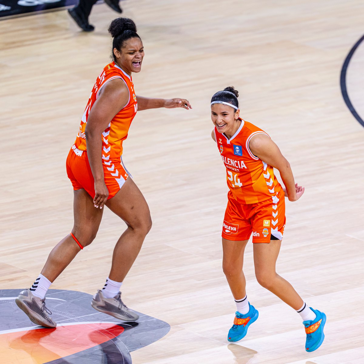 GIGANTESbasket's tweet photo. VALENCIA BASKET se proclama CAMPEÓN de la COPA DE LA REINA 👑🍊

El equipo taronja derrota a Hozono Global Jairis (70-65) y se hace con el segundo título copero de su historia.

📸FEB | #CopaReinaLFEndesa https://t.co/qyPGakrQxM