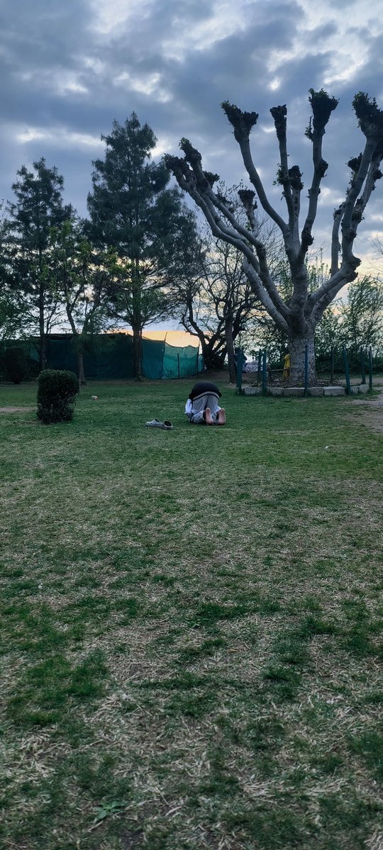 badal ke bhes phir aate haiñ har zamāne meñ
agarche piir hai aadam javāñ haiñ lāt-o-manāt
ye ek sajda jise tū girāñ samajhtā hai
hazār sajde se detā hai aadmī ko najāt