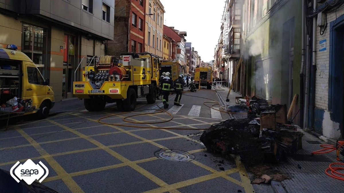 112Asturias's tweet image. Efectivos de @BomberosAstur localizan el cuerpo sin vida de una persona durante las labores de extinción de un incendio en un bajo comercial, en desuso, en #Langreo. La @policia se ha hecho cargo de los trámites para el levantamiento del cadáver. 112asturias.es/localizado-cue…