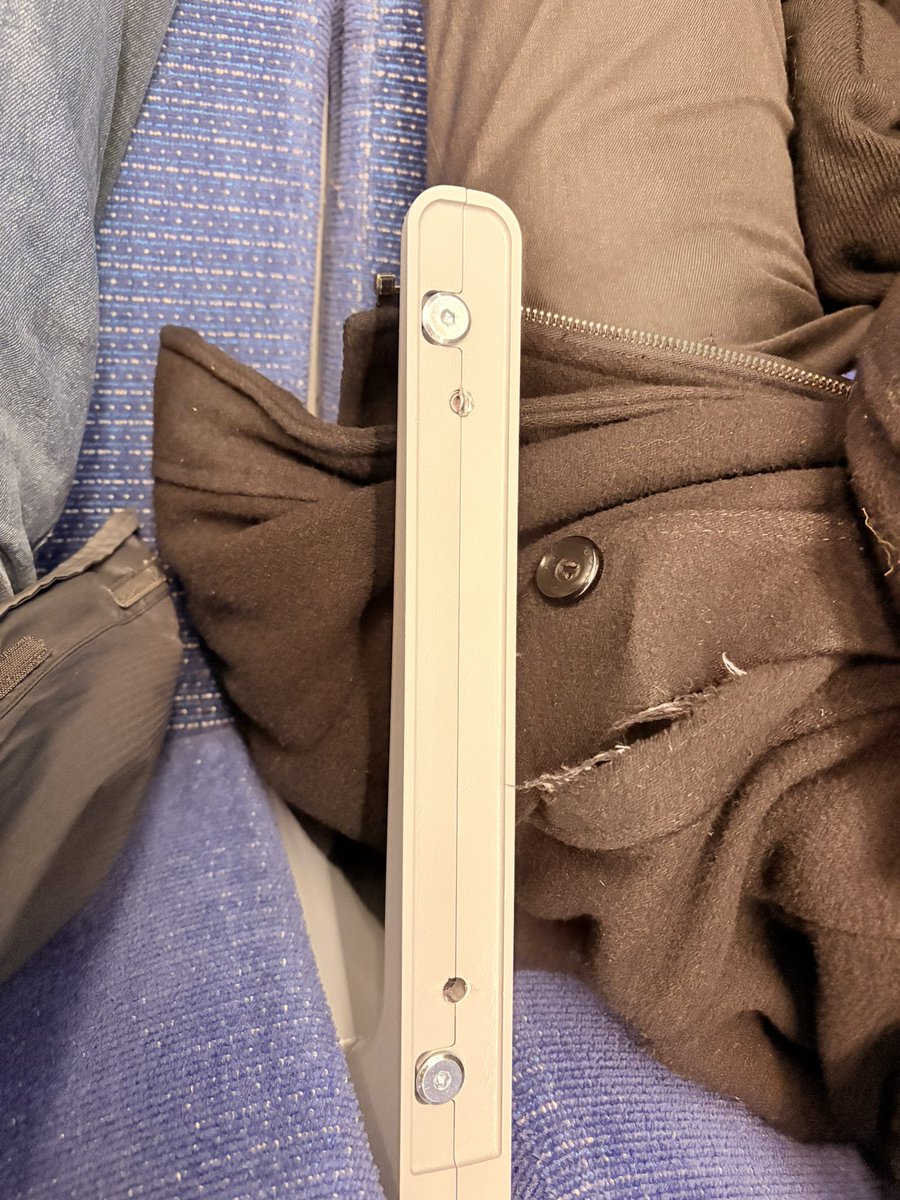 ChilternSam's tweet photo. @AvantiWestCoast Hi guys, the armrest padding has come off between seats 07 and 08 in Coach E on 807009. Just thought I’d make you aware :) https://t.co/ZQHcaSp7wn