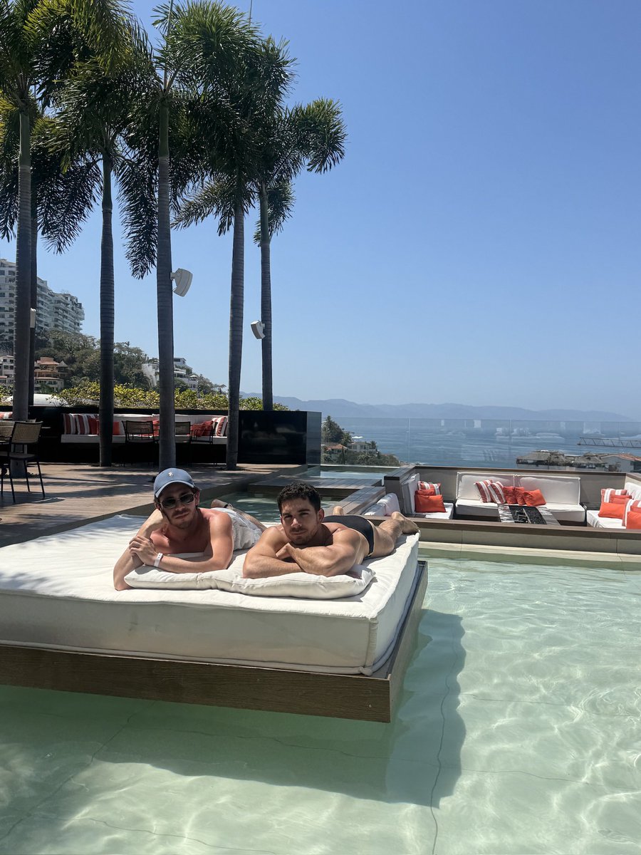 Ojitos de aceituna🫒 tweet media