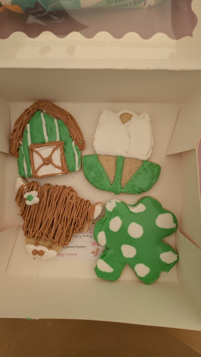 Aries_love417's tweet photo. Dolly is just the sweetest cow 🐮🤎 
Pure sunshine ☀️
So fun snuggling with her and decorating cookies!!🥰🍪🤍 #highlandcows  #weekendfun  #cookiedecorating https://t.co/VwGt2a8SIp