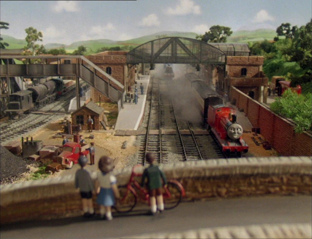 WhatsInACent's tweet photo. im convinced this is the only image they used as reference when making crovans gates CGI model, explains the canopy becoming a footbridge and the canopy over the entrance becoming... whatever its supposed to be https://t.co/6gcg93NGZm