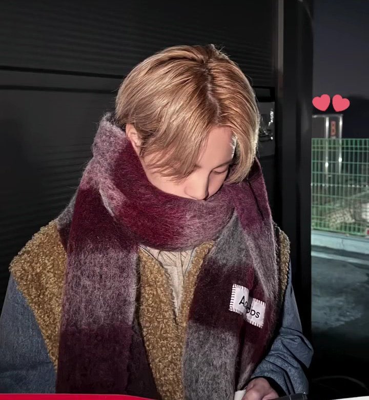 SOOO THIS PHOTOS FROM HOOLIGAN MV???!