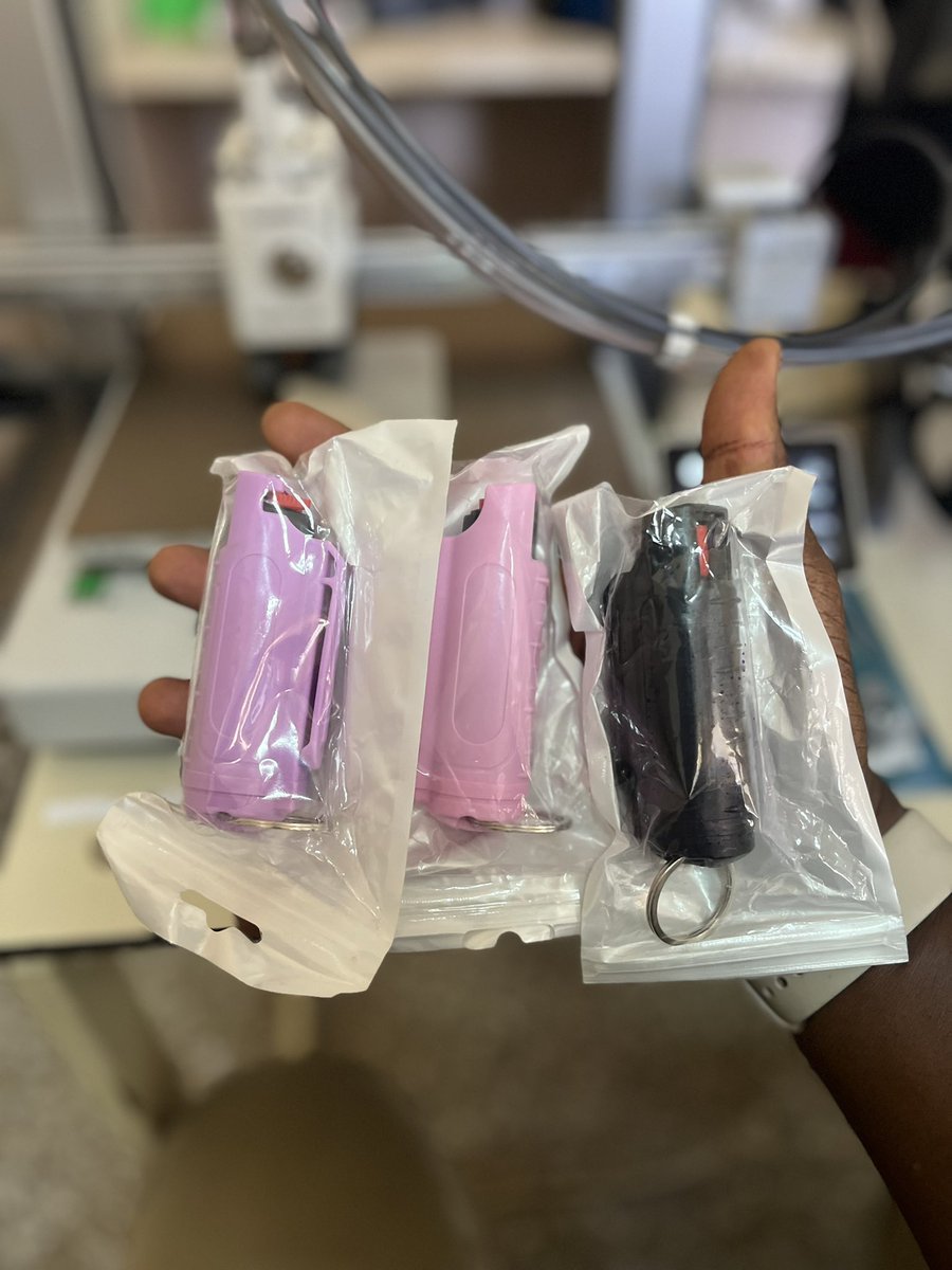 I’m selling keychain pepper sprays for protections.  

160 cedis. Kindly pm if you are interested. 

Please rt let’s protect ourselves.