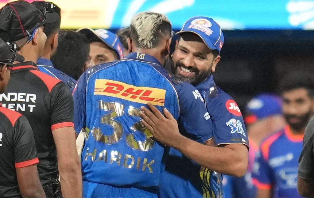 rushiii_12's tweet photo. The hug between Rohit Sharma and Hardik Pandya after the match win.🫂💙 https://t.co/OZC8wYyChS