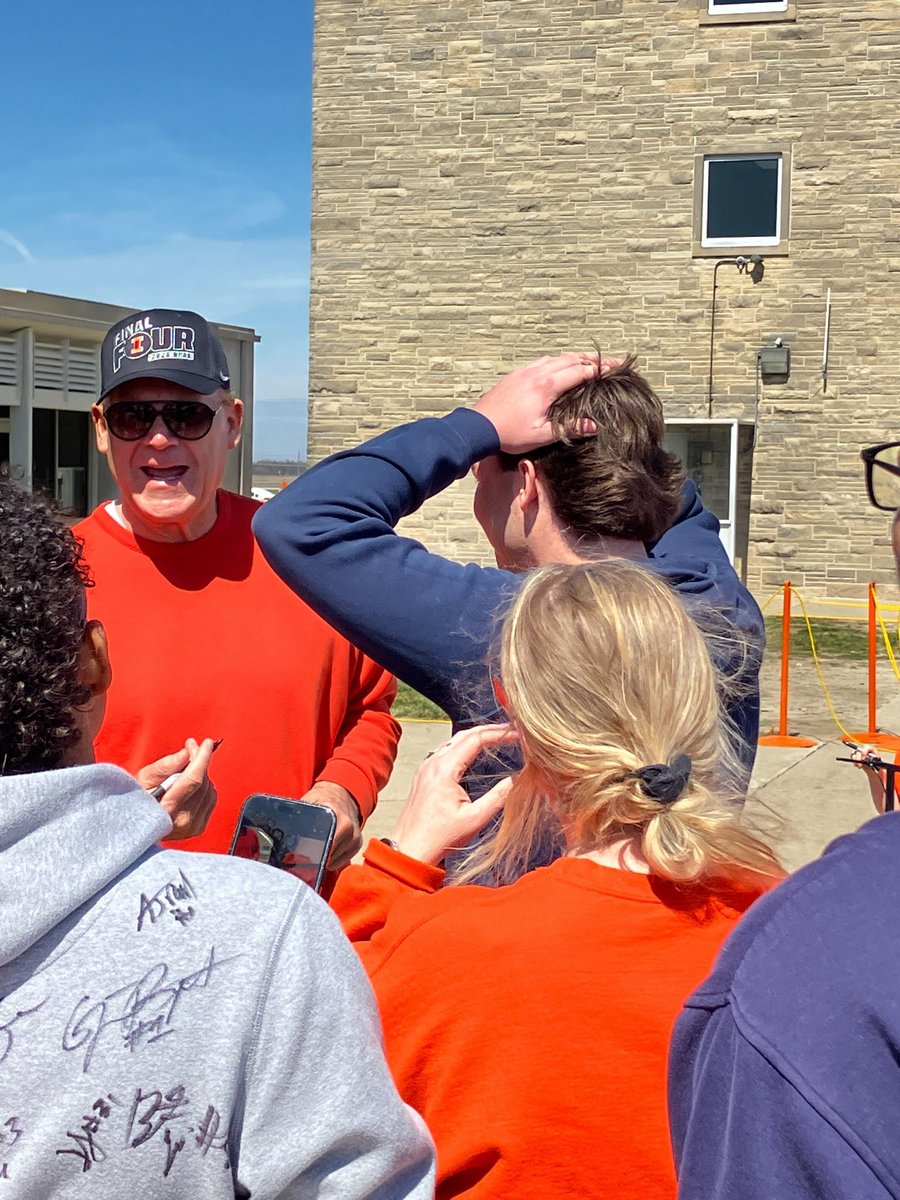 Spotted … Coach Underwood signing a forehead. 👀👀👀👀 

<a href="/wandtvnews/">WAND TV News</a>