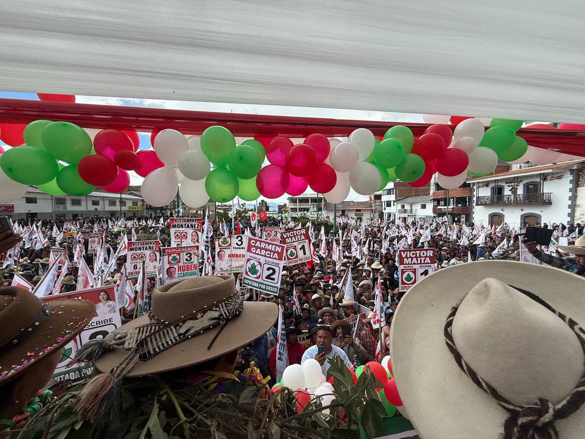 Miles de personas llenan la plaza de Santo Tomás en Chumbivilcas para recibir a <a href="/RonaldAtencio/">Ronald Atencio</a> ¡Está es la respuesta del sur a las encuestadoras limeñas!
#AtencioPresidente
#RecuperarElPerú
#ConLaFuerzaDelSur 💪🏽🇵🇪