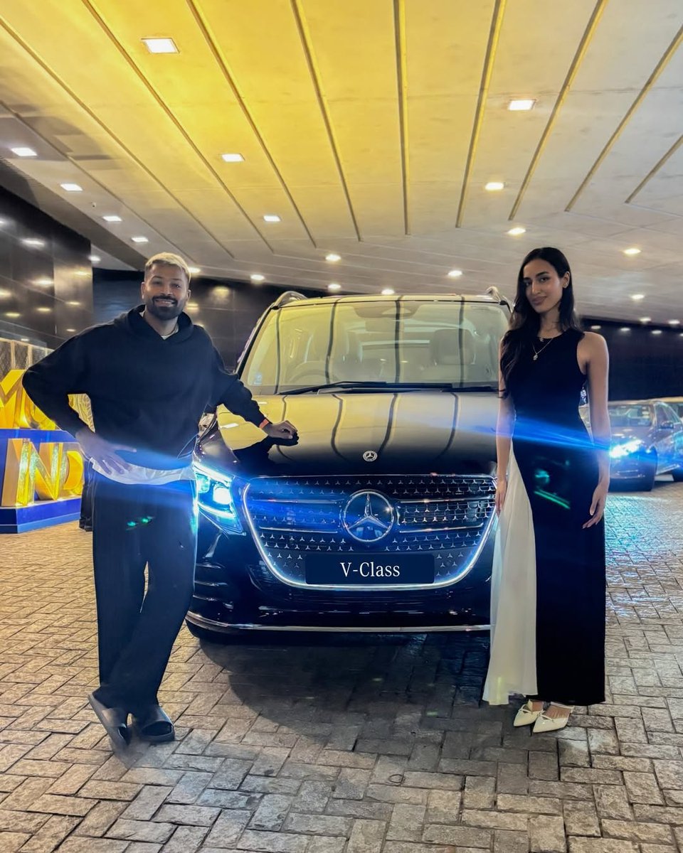 IndiaToday's tweet photo. Hardik Pandya has gifted a luxury car to his girlfriend Mahieka Sharma. He reportedly presented her with India’s first Mercedes-Benz V-Class, priced at around ₹1.7 crore.
#HardikPandya #MercedesVClass #LuxuryCars #IPL2026 #Cricket #MahiekaSharma #AutoNews #CelebrityLifestyle #IndiaNews #LuxuryLife