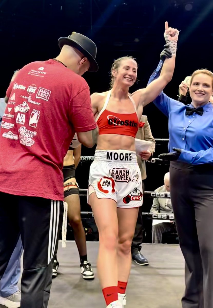 BoxingMBeauty's tweet photo. And New…
USA’s @1MooreRound now (4-0, 1KO) &amp; the NABF Lightweight champion after a unanimous decision win over Canada’s Bonnie Hunter (6-7, 3KOs) ~ with Coach Love in her corner 🇺🇸 https://t.co/Bhh5Zxx7sb