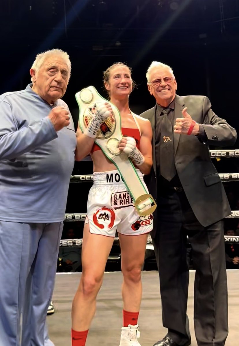 BoxingMBeauty's tweet photo. And New…
USA’s @1MooreRound now (4-0, 1KO) &amp; the NABF Lightweight champion after a unanimous decision win over Canada’s Bonnie Hunter (6-7, 3KOs) ~ with Coach Love in her corner 🇺🇸 https://t.co/Bhh5Zxx7sb