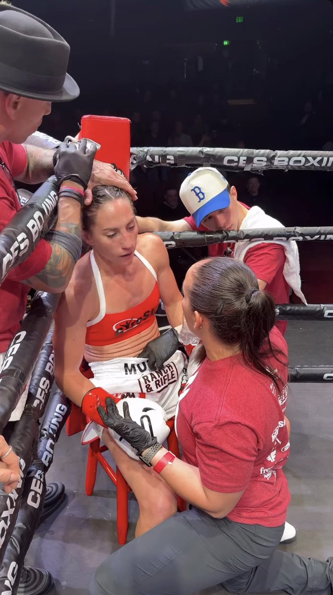 BoxingMBeauty's tweet photo. And New…
USA’s @1MooreRound now (4-0, 1KO) &amp; the NABF Lightweight champion after a unanimous decision win over Canada’s Bonnie Hunter (6-7, 3KOs) ~ with Coach Love in her corner 🇺🇸 https://t.co/Bhh5Zxx7sb
