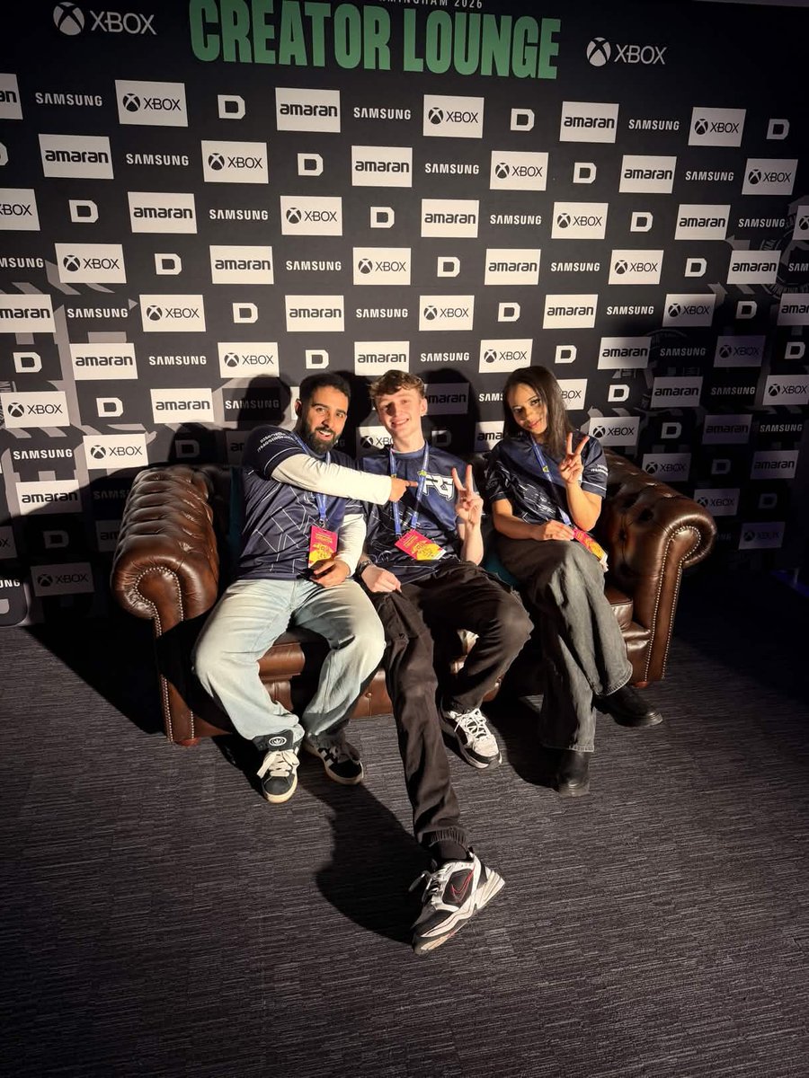 FraggingFriends's tweet photo. Representing the FRG blue ๐
Our Content Creators @DynamohVAL and @wahibahhh with @LendothLIVE at @DreamHack Birmingham ๐
#FRGForever #DreamhackUK #DHBirmingham https://t.co/5lmegU78Ue