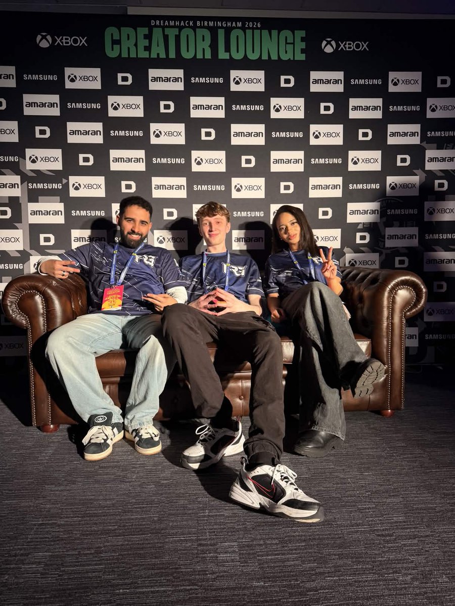 FraggingFriends's tweet photo. Representing the FRG blue ๐
Our Content Creators @DynamohVAL and @wahibahhh with @LendothLIVE at @DreamHack Birmingham ๐
#FRGForever #DreamhackUK #DHBirmingham https://t.co/5lmegU78Ue