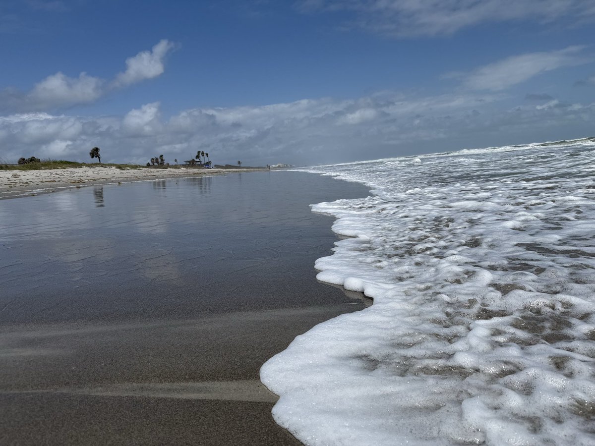 MichaelStarobin's tweet photo. Oceans of Earth, oceans of space: catching a brief moment of reflection amid a huge team effort to provide media coverage for the upcoming #Artemis II launch.  #NASA #space #kennedyspacecenter #media https://t.co/olQJsSS5ou